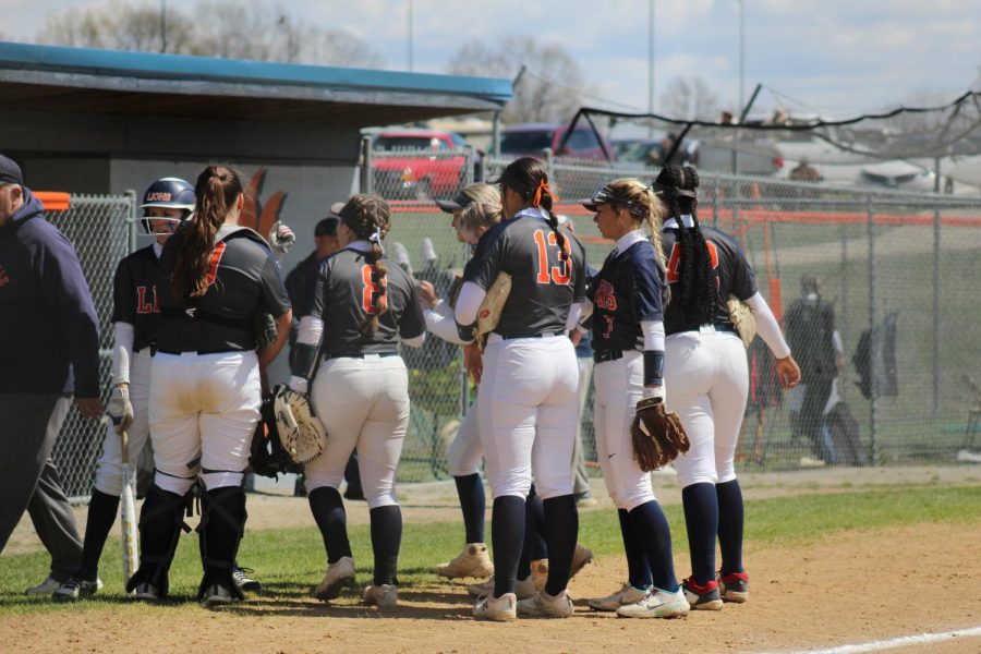 arterville Softball hudles after taking down Tolono Unity. Picture Credit Carterville Athletics.
